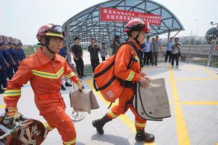 降维打击！韩旭上半场7投全中 砍下17分4板4帽1助制霸攻防